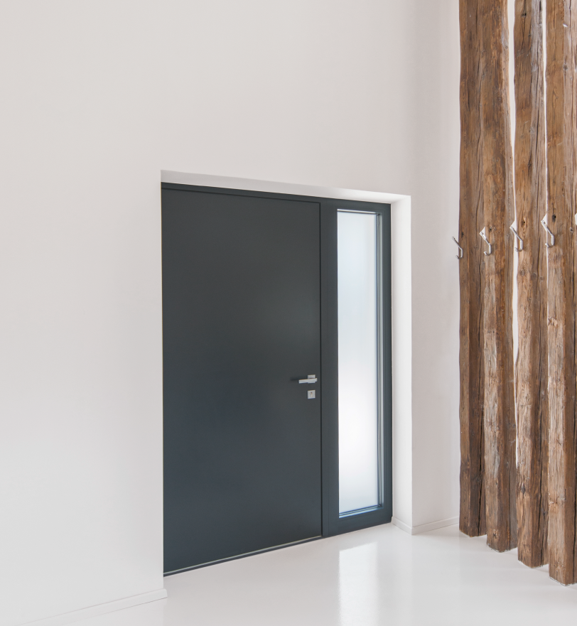 Haustür neben Holzdielen