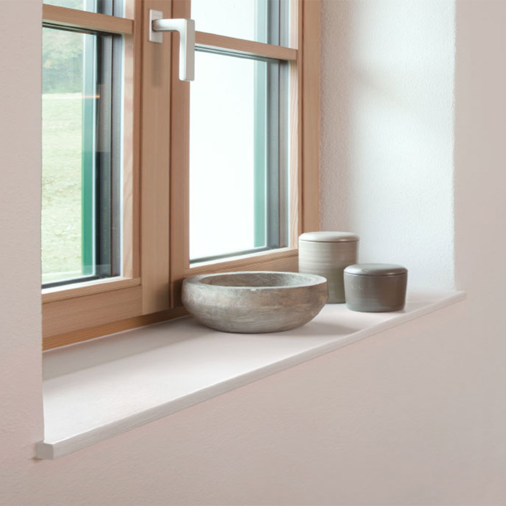 Fenster und Fensterbank mit Dekoration